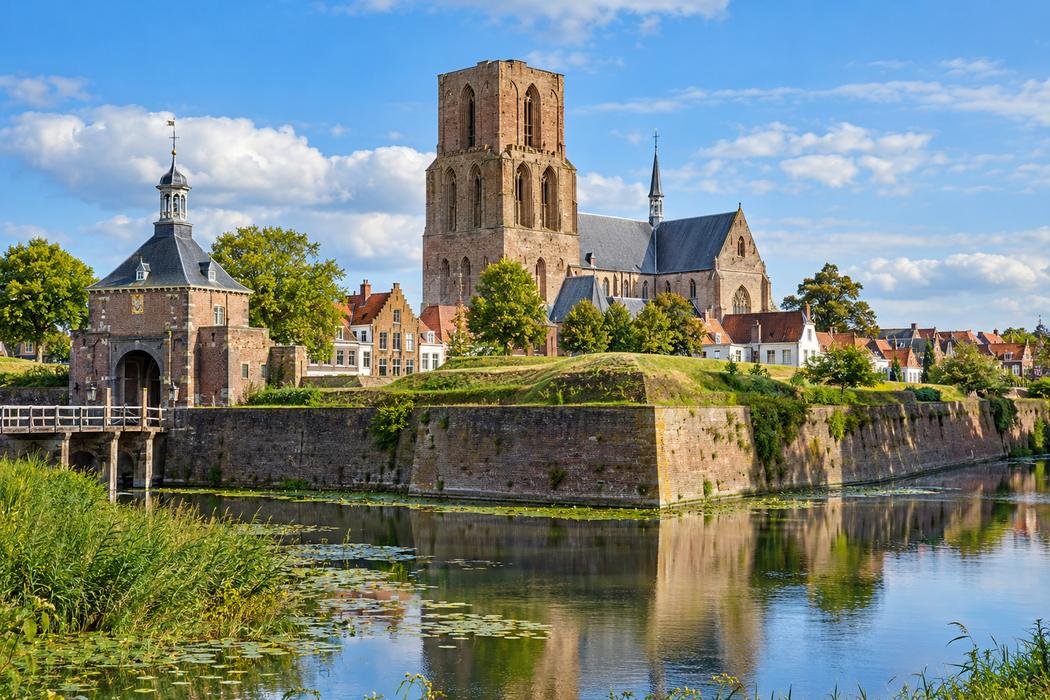 Illustratie van de vestingstad Brielle met de Sint-Catharijnekerk